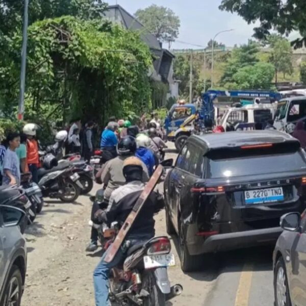 Kecelakaan Elf di Kali Cikumpa: Penanganan dan Dampaknya Terhadap Lalu Lintas