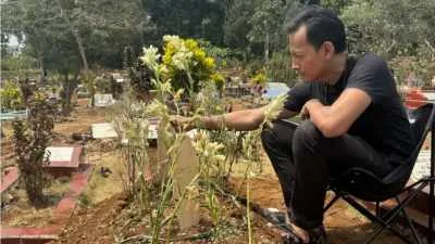 Fedi Nuril Berziarah dan Menyampaikan Permohonan Maaf untuk Aries Garasi