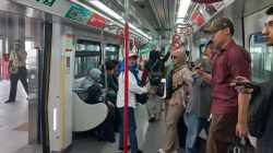 Antusias Warga Menjelajahi Rute Terbaru LRT Jakarta