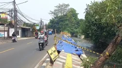 Kerusakan Trotoar di Taman Secawan Depok Tak Kunjung Diperbaiki Kerusakan Trotoar di Taman Secawan Depok Tak Kunjung Diperbaiki