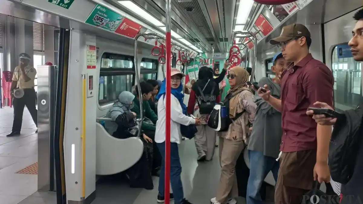 Antusiasme Warga Menyambut LRT Jakarta di Hari Terakhir Tarif Promo Antusiasme Warga Menyambut LRT Jakarta di Hari Terakhir Tarif Promo