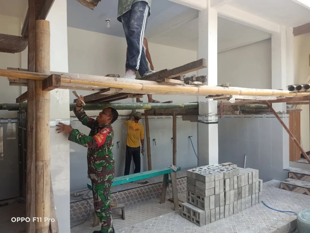 Pererat Kebersamaan, Babinsa Koramil Sanankulon Laksanakan Pengecatan Masjid Nurul Huda Blitar