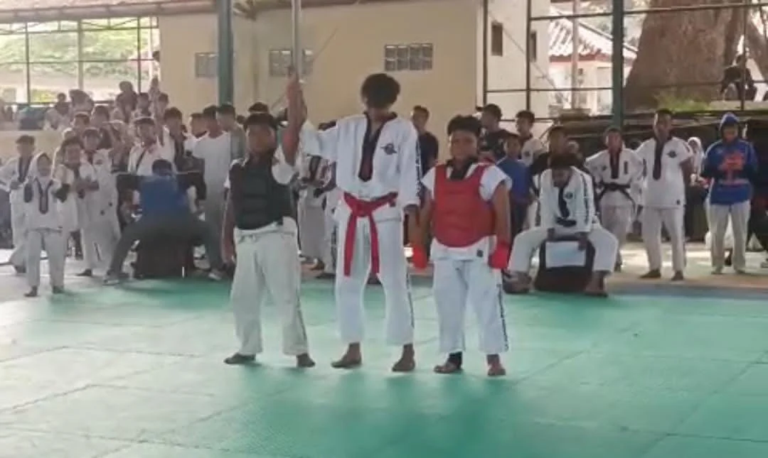 BILLY DAN GHANI HARUMKAN SDN GEKBRONG 1, RAIH MEDALI EMAS DI AJANG GELAR MATRAS TARUNG DERAJAT