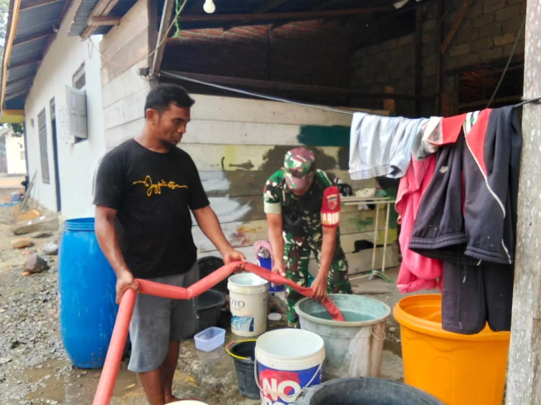 Babinsa Kodim 1505/Tidore Turun Langsung, Bantu Warga Penuhi Kebutuhan Air