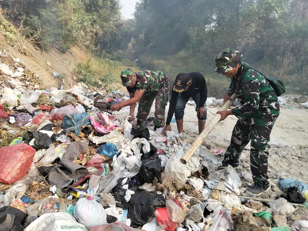 Wujudkan Lingkungan Sehat, Koramil Sumberasih Pelopori Kerja Bakti Bersihkan Sampah di Jembatan Sungai Pesisir