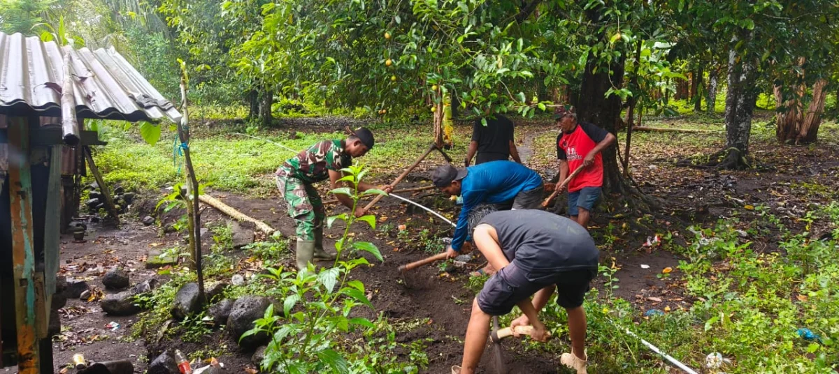 Peduli Kebutuhan Warga, Babinsa Kodim 1505/Tidore Gotong Royong Pasang Pipa Air Bersih