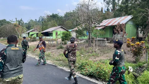 Penuh Keceriaan, Personel Satgas TMMD ke-130 Berjalan Menuju Sasaran Pekerjaan Disambut Hangat Warga Kampung Yamboi