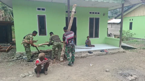 Satgas TMMD Ke-130 Kodim 1808/Mansel Bantu Lansia Berusia Lebih Dari 100 Tahun Mengambil Kayu Bakar