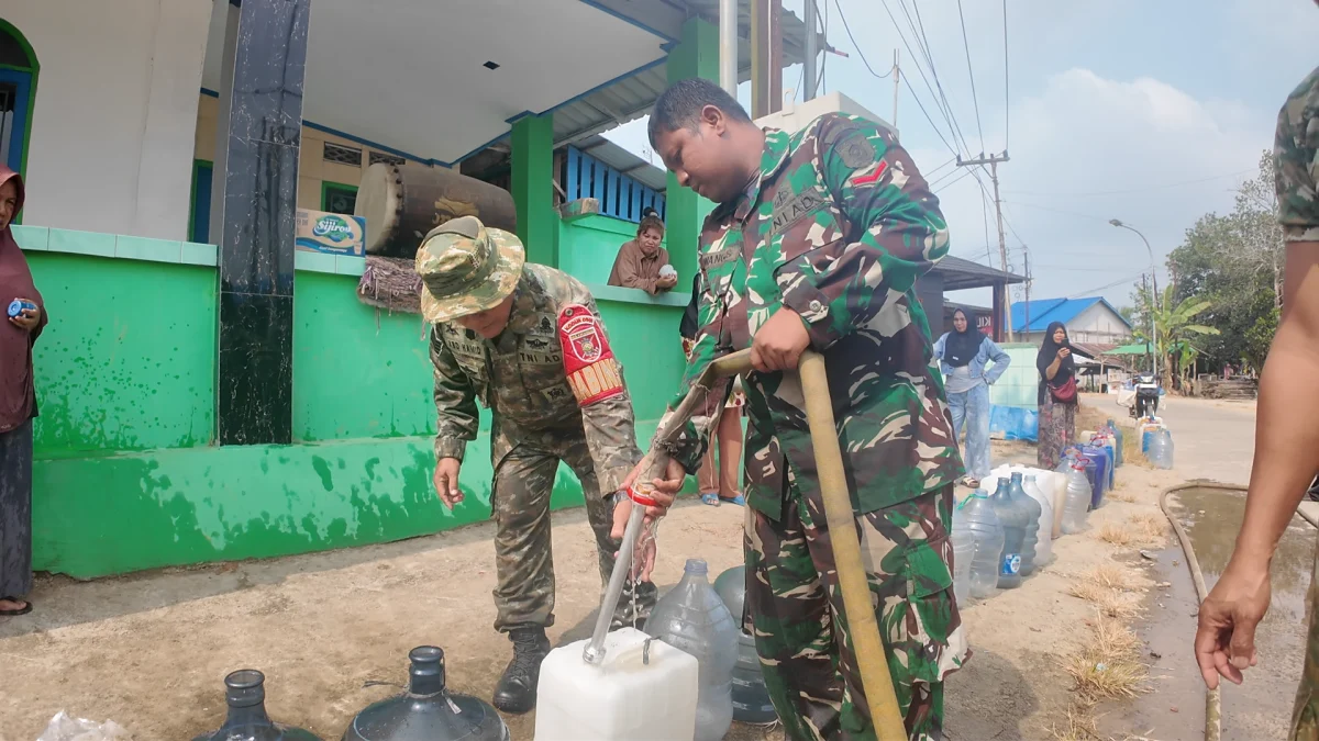 WARGA TERSENYUM, KODIM 0901/SAMARINDA SALURKAN 4.000 LITER AIR BERSIH DI MUANG ILIR   