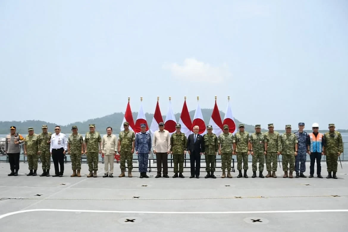 Wapang TNI Dampingi Menhan RI Anugerahkan Satyalancana Dharma Samudera kepada Personel JMSDF