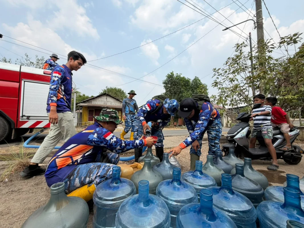 Kepedulian Tak Pernah Surut, Lanud Sjamsudin Noor Kembali Salurkan Air Bersih bagi Warga