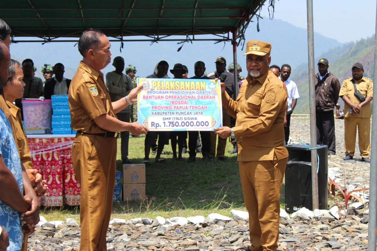 Kodim 1714/PJ dan Polri Kawal Wakil Gubernur Papua Tengah Tinjau Pembangunan Sekolah dan Serahkan Bantuan