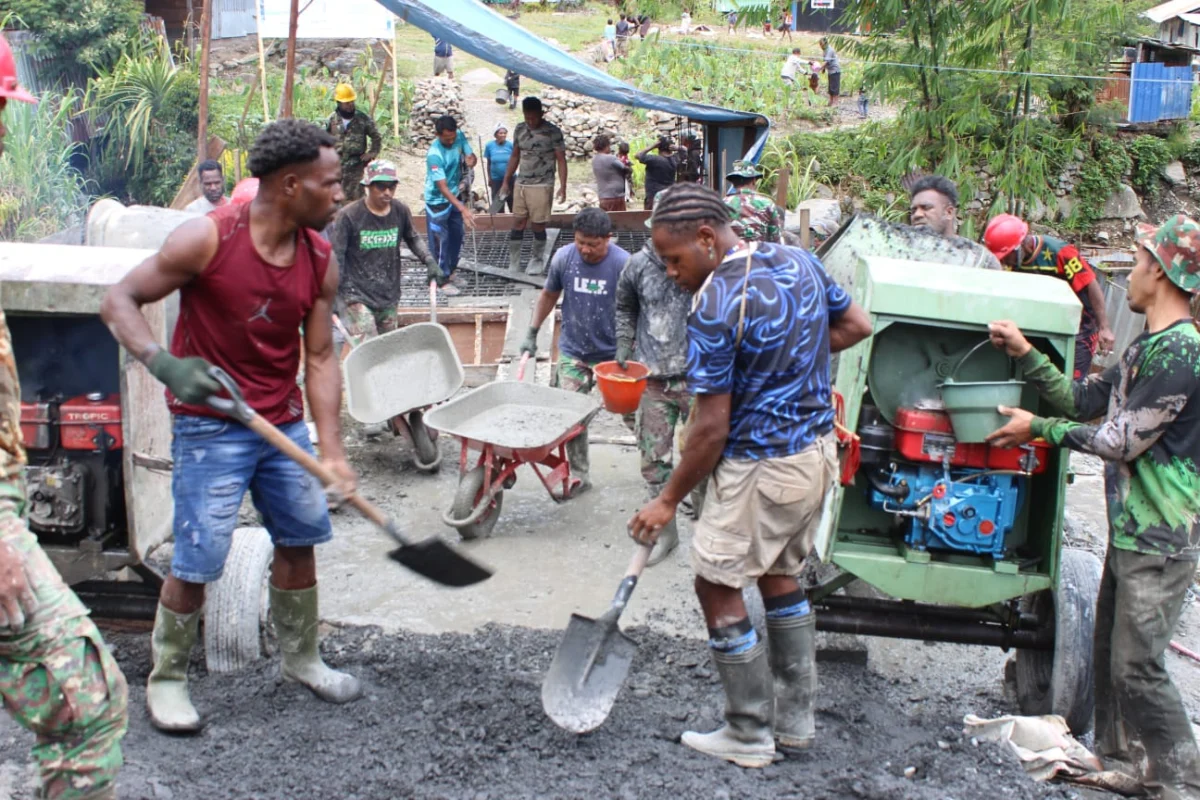 Kodim 1714/PJ Rampungkan Jembatan Beton Merah Putih Tahap VII di Kampung Kulok Enggame