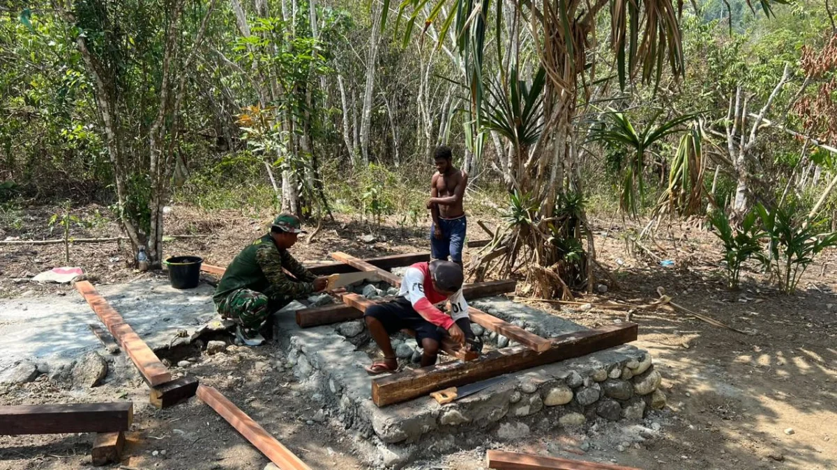 Penuhi Kebutuhan Dasar Masyarakat, Satgas TMMD ke-130 Bangun MCK di Kampung Yamboi