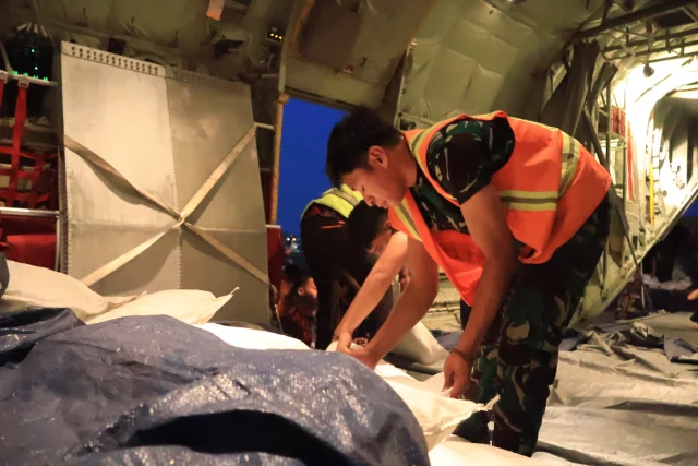Lanjutkan Misi Penyemaian Dry Ice, Lanud Sjamsudin Noor Kerahkan Pesawat NC-212 dalam 3 Sortie