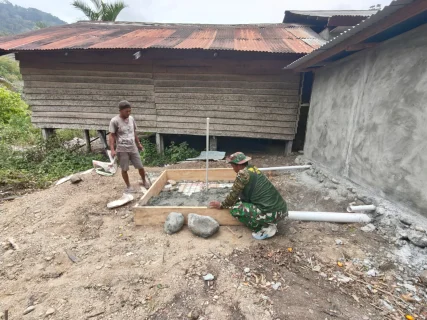 Wujudkan Sanitasi Layak, Satgas TMMD ke-130 Kebut Pembangunan MCK di Kampung Yamboi