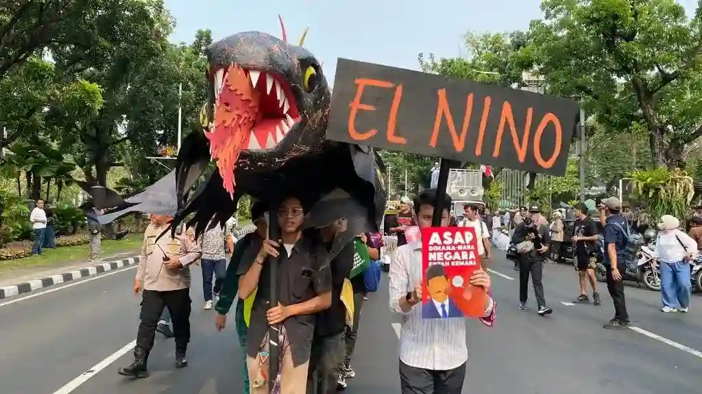 Parade Godzilla di Jakarta Soroti Karhutla dan Kebijakan Energi