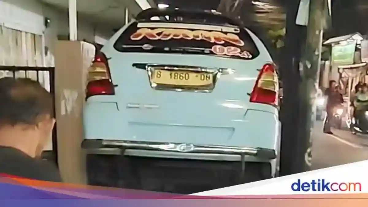 Mikrolet Terperosok ke Selokan di Tebet, Tak Ada Korban Jiwa