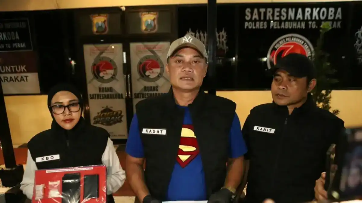 Penangkapan Pria Tersembunyi Narkoba di Surabaya