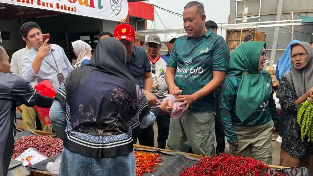 Gebrak Pasar Dimulai di Pasar Baru Bekasi, Wali Kota dan ASN Belanja Kebutuhan Pokok