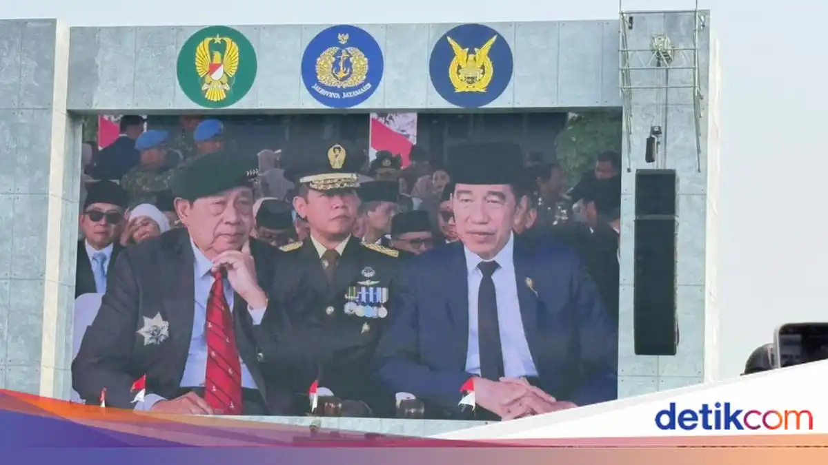 SBY dan Jokowi Berdampingan Hadiri Upacara HUT ke-81 TNI