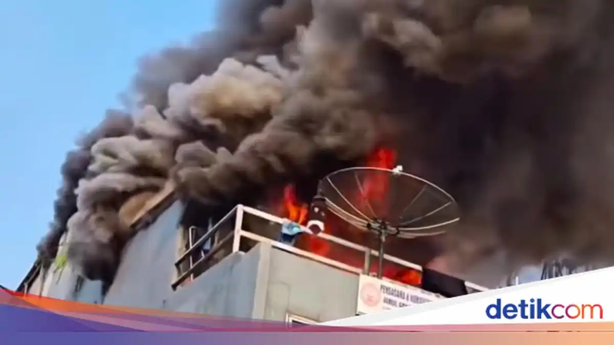 Ibu Selamatkan Anak dari Kebakaran Rumah Makan di Rawamangun
