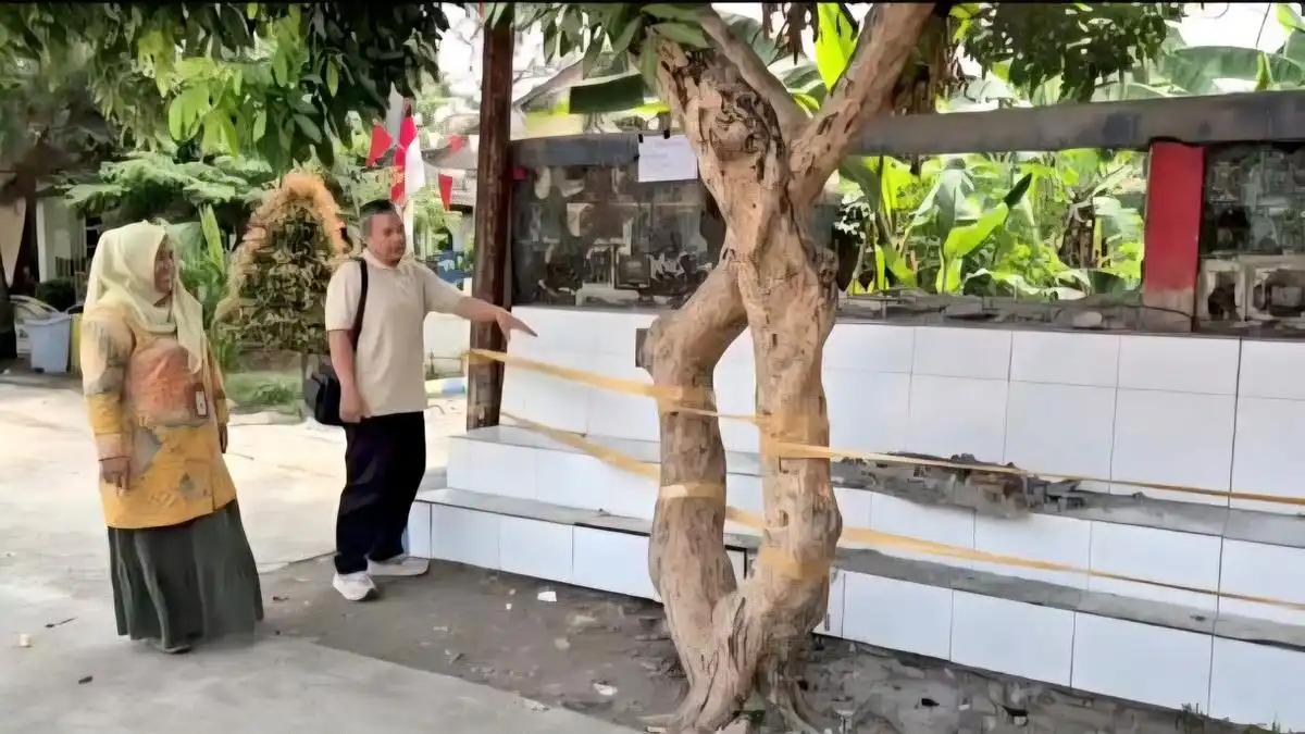 Dua Siswa SDN Tapos 3 Depok Terluka Setelah Tembok Pembatas Sekolah Roboh
