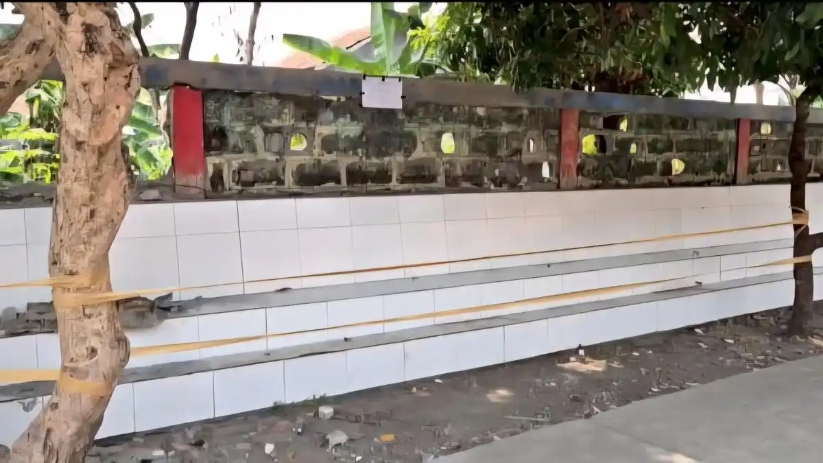 Tembok Pembatas SDN Tapos 3 Depok Runtuh, Dua Siswa Kelas III Terluka