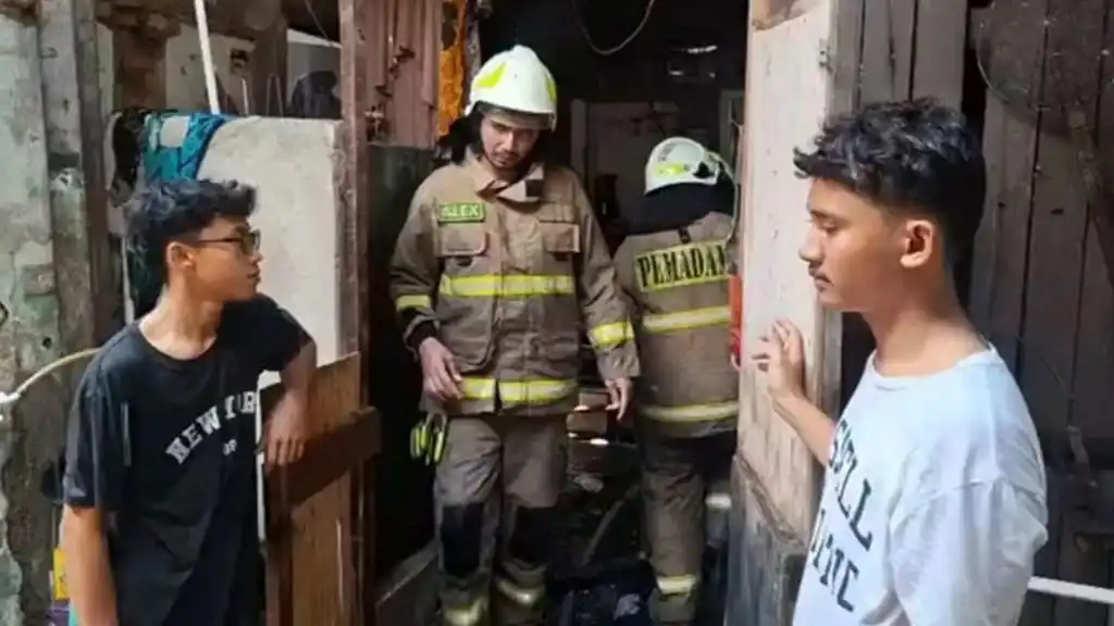 Tujuh Rumah Petak di Tambora Terbakar, Seluruh Penghuni Berhasil Menyelamatkan Diri