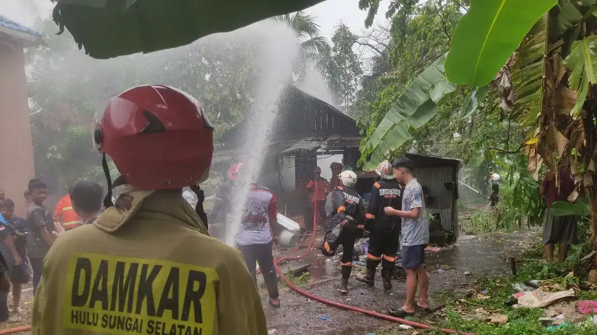 Relawan Pemadam Terluka Terinjak Paku Saat Menangani Kebakaran di Kandangan Barat