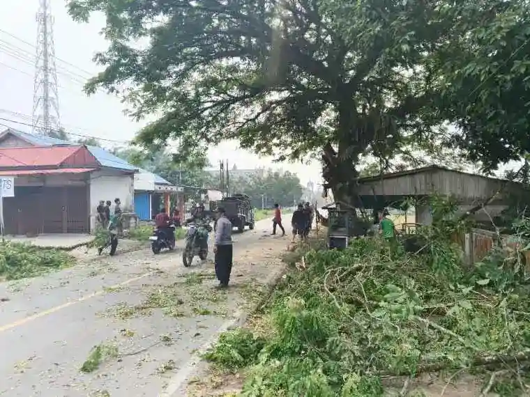 Kerja Bakti Koramil, Forkopimcam, dan Warga Sasar Pohon di Lingkungan TKN Pembina Mandor