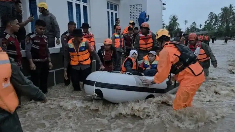 Puluhan Warga Dievakuasi dari Banjir di Sejumlah Kawasan Padang