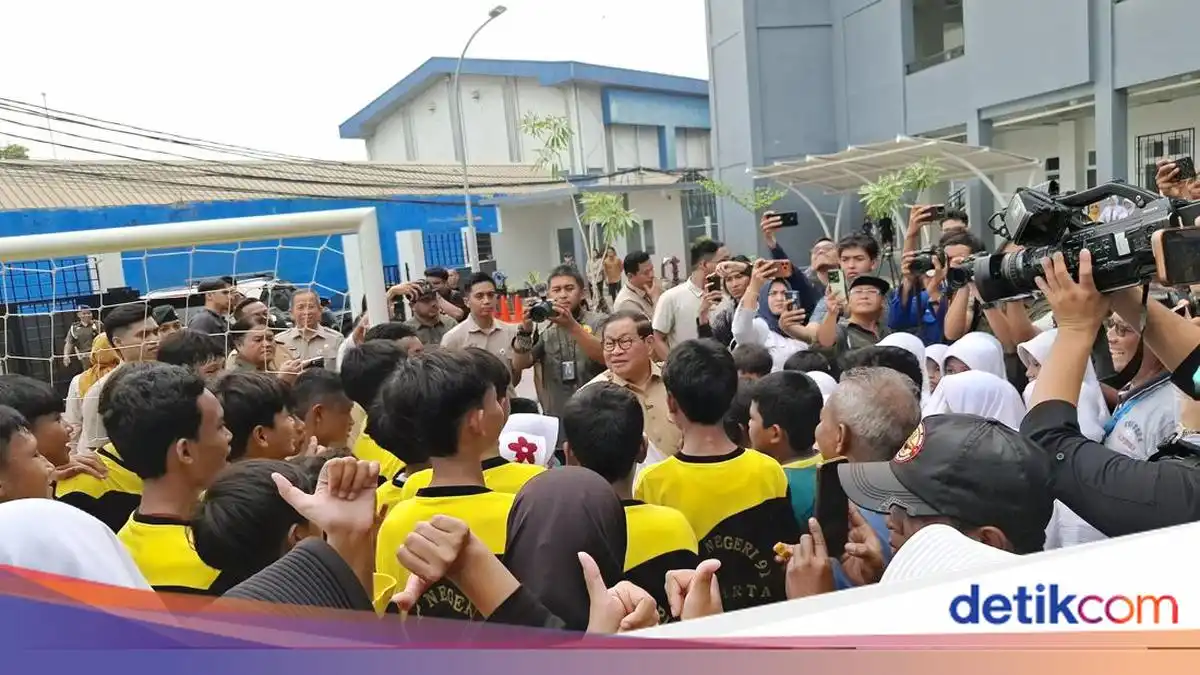 Sekolah Rampung Direvitalisasi, Siswa Jaktim Sambut Pramono dan Ajak Bermain Basket