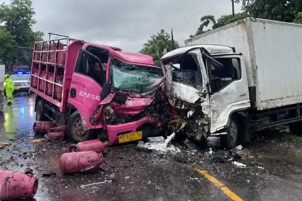 Tabrakan Dua Truk di Kubu Raya Menewaskan Satu Orang dan Melukai Dua Korban