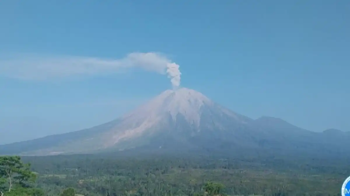Tiga Erupsi Gunung Semeru pada Senin Pagi, Kolom Abu Mencapai 900 Meter