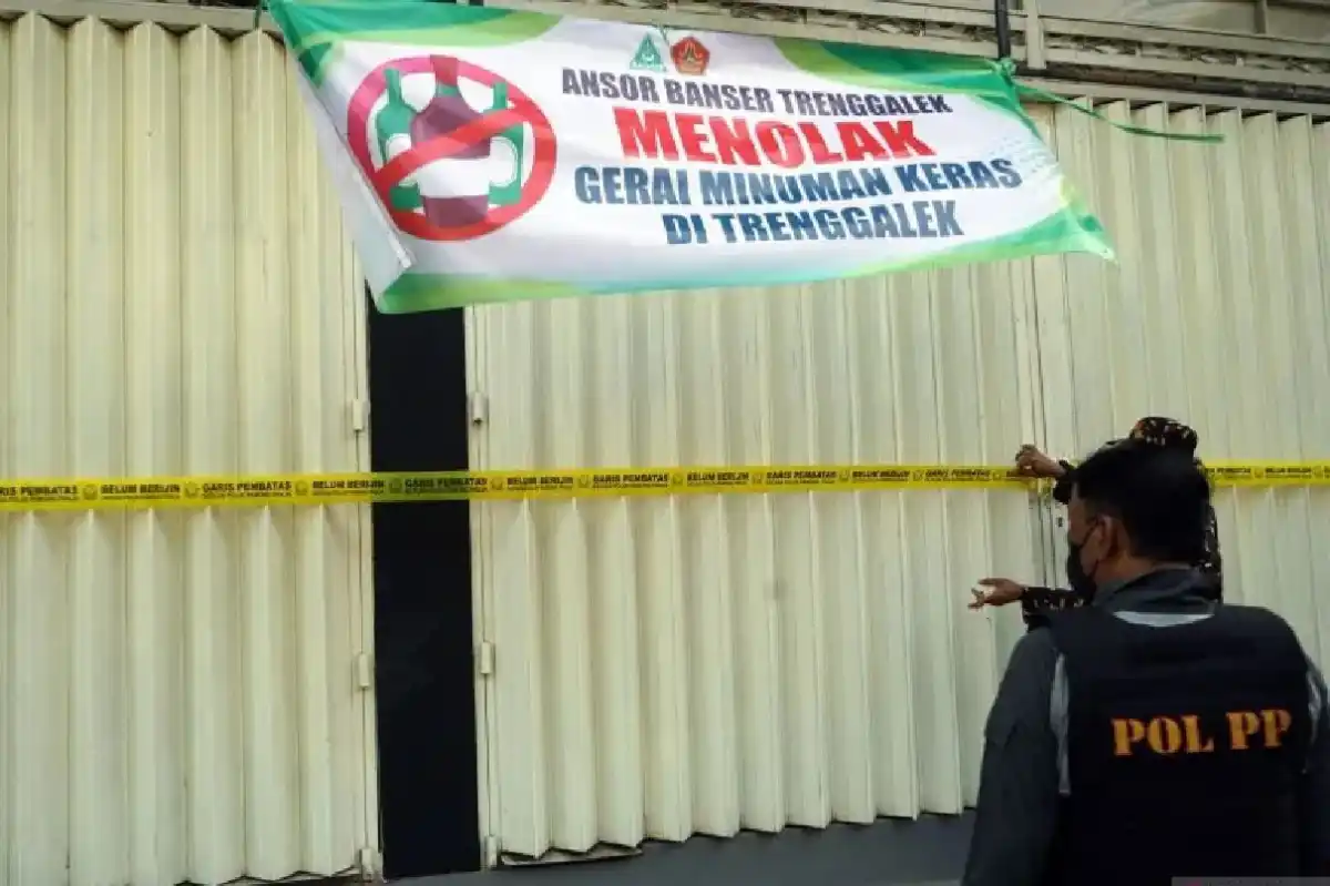 Gerai Minuman Beralkohol Sari Jaya di Trenggalek Disegel Usai Pemeriksaan Gabungan