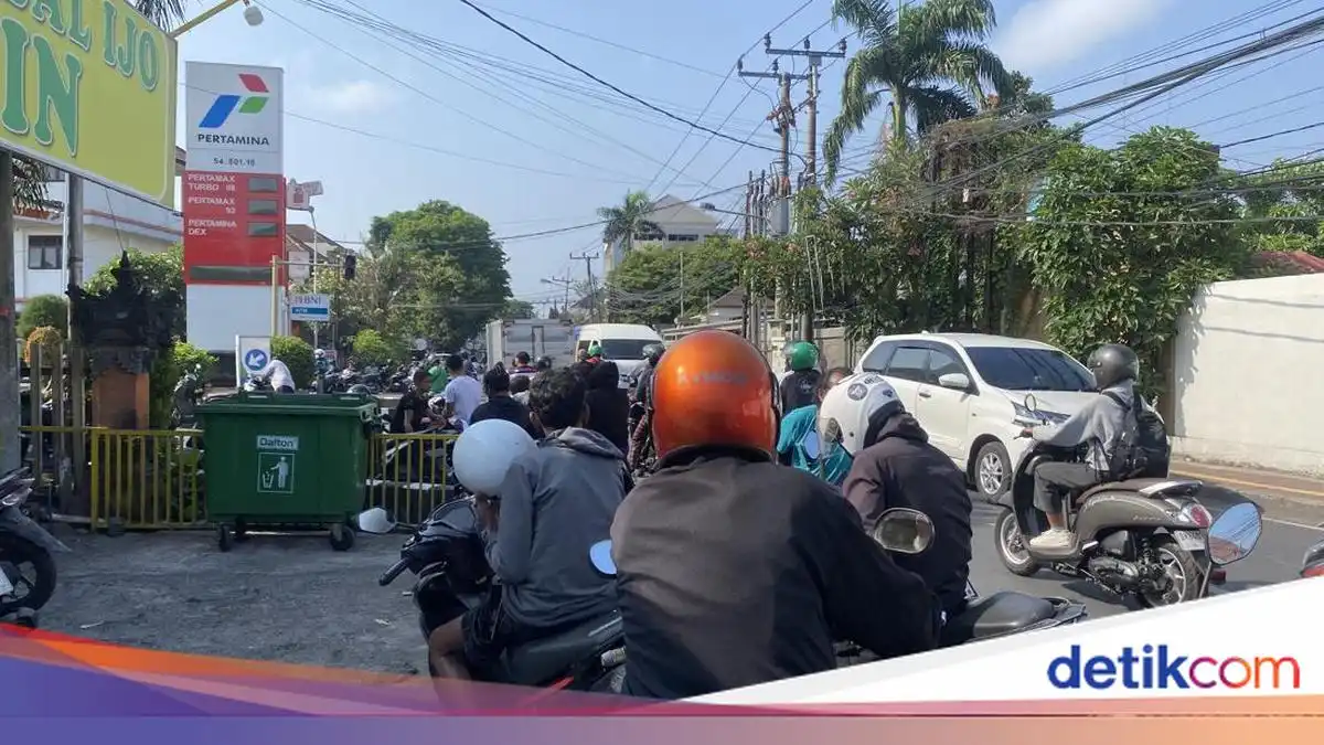 Stok Bensin Kosong, Warga Bertahan dalam Antrean Panjang di Denpasar