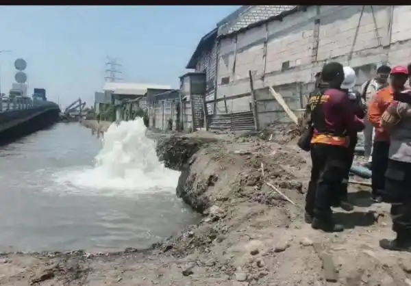 Semburan Lumpur di Dupak Rukun Surabaya Ternyata Berasal dari Pipa Proyek