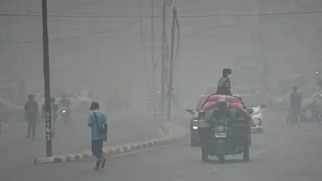 Kabut Asap Membatasi Jarak Pandang di Palembang, PM2.5 Tembus Level Berbahaya