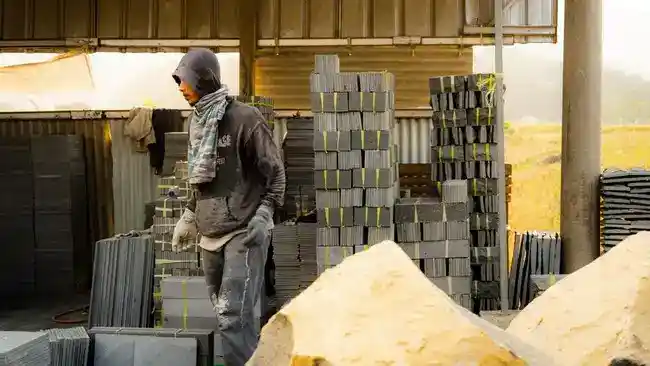 Pasokan Gas Menyusut, Industri Keramik Hadapi Risiko PHK Pekerja