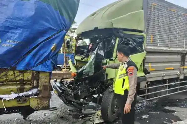 Dua Truk Bertabrakan di Pantura Batang, Satu Sopir Memar