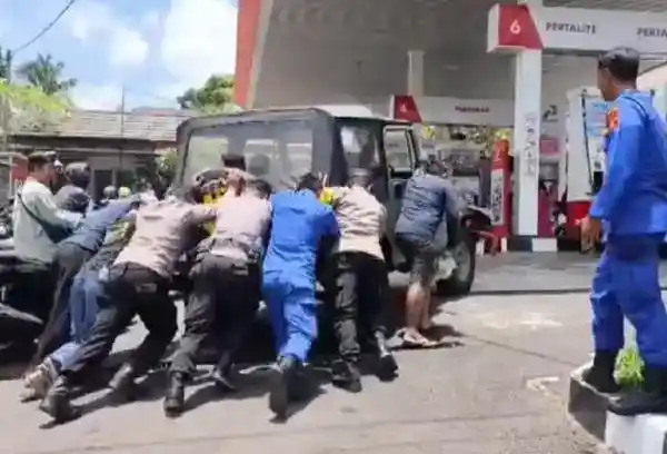 Antrean BBM di Gianyar Mengular, Polisi Bantu Dorong Mobil Mogok