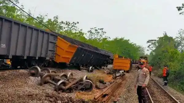 Dua Kereta Babaranjang Bertabrakan di OKU, Awak Terluka dan Gerbong Terguling