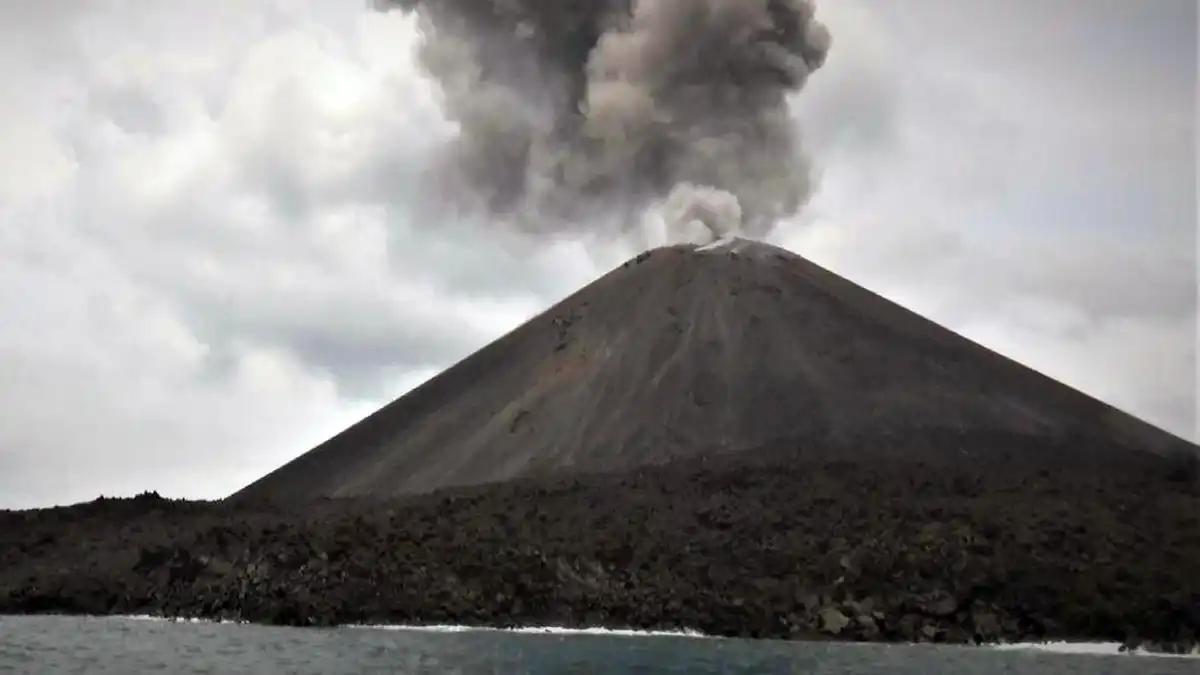 Tiga Erupsi Anak Krakatau Terekam di Selat Sunda pada Minggu Siang