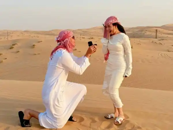 Momen Lamaran Azia Riza di Gurun Dubai, Hafidzan Syauqi Berlutut Membawa Cincin
