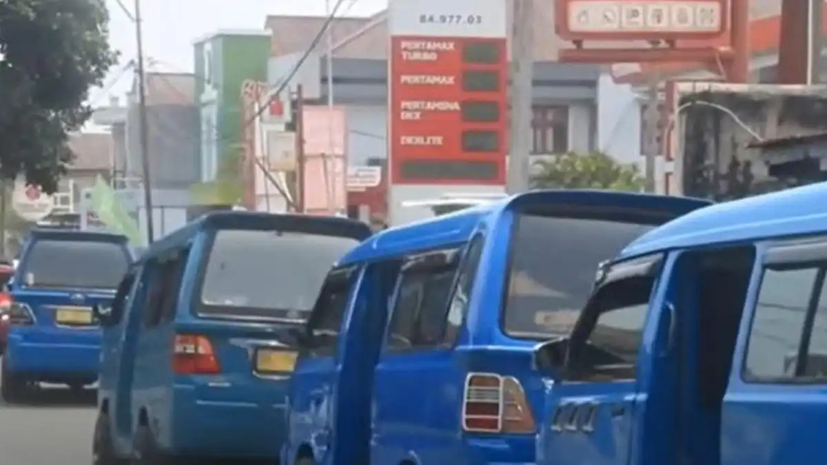 Antrean Pertalite Berjam-jam Membebani Pengendara di Ternate dan Polewali Mandar