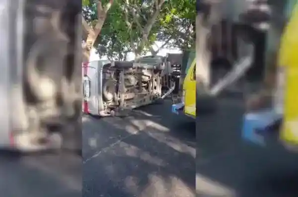 Truk Kontainer Terguling Timpa Avanza di Jalur Pantura Tuban