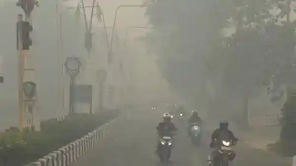 Kabut Karhutla Menyelimuti Sampit: Dampak pada Warga dan Aktivitas Harian