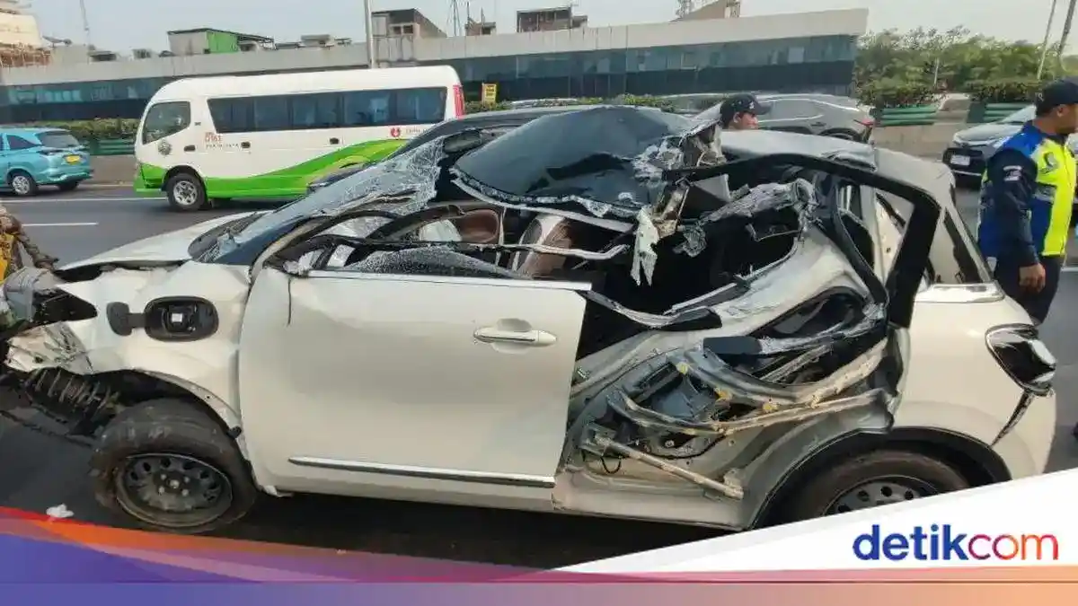 Kartu E-Toll Terjatuh, Wuling Binguo EV Tabrak Truk dan Bus di Tol Ancol