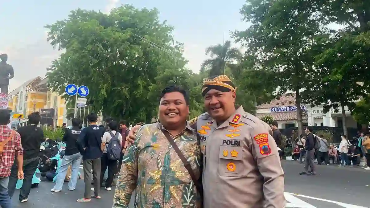 Aksi BEM UNS di Solo: Kritik Kebijakan, Ban Terbakar, dan Pendekatan Humanis Polisi
